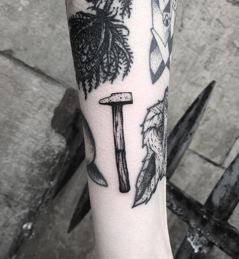 tatuaje de martillo perfecto para mujeres tatuaje de martillo perfecto para mujeres