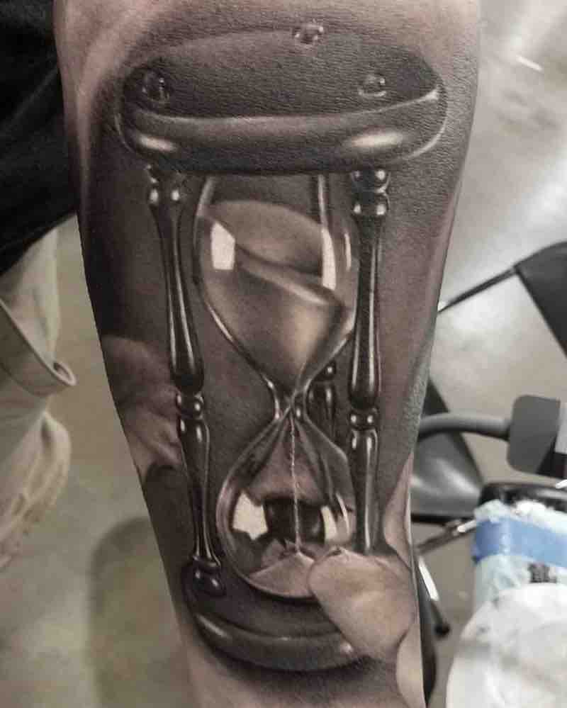 Persona con un Tatuaje de reloj de arena Persona con un Tatuaje de reloj de arena