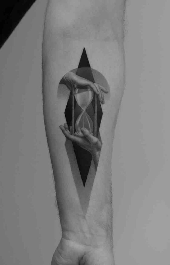 Mujer con un Tatuaje de reloj de arena Mujer con un Tatuaje de reloj de arena