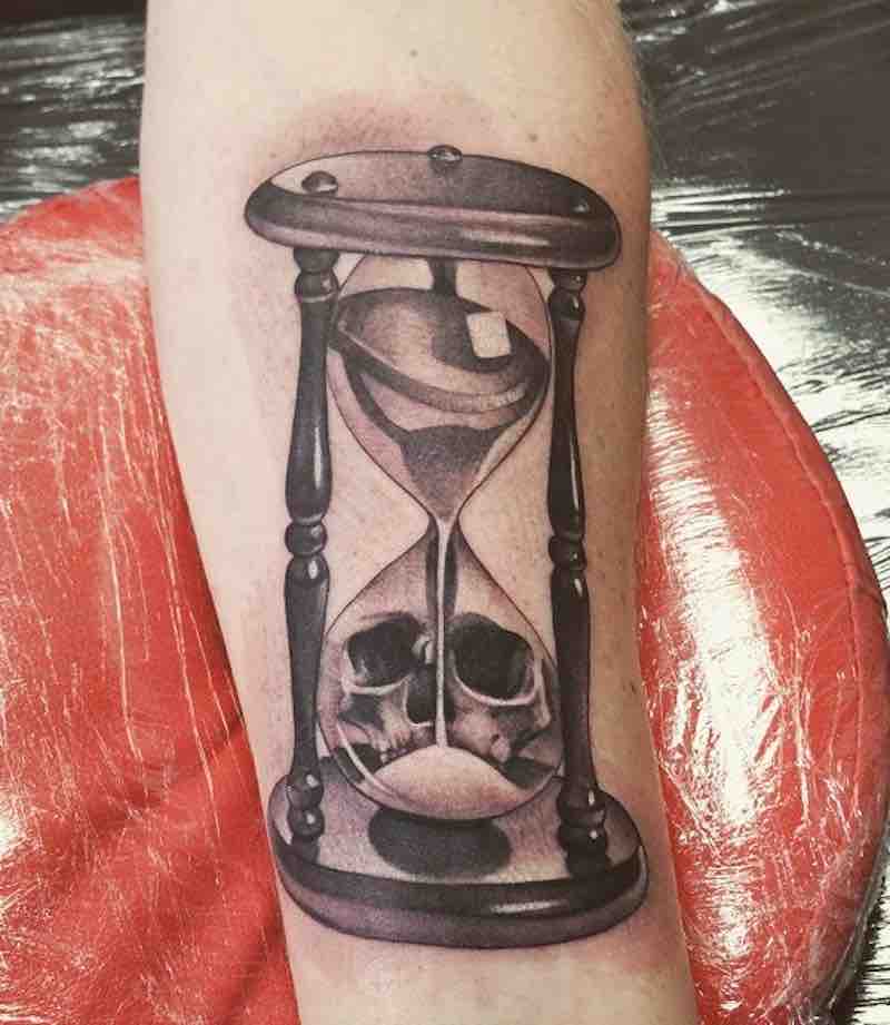 Un hombre con un Tatuaje de reloj de arena Un hombre con un Tatuaje de reloj de arena