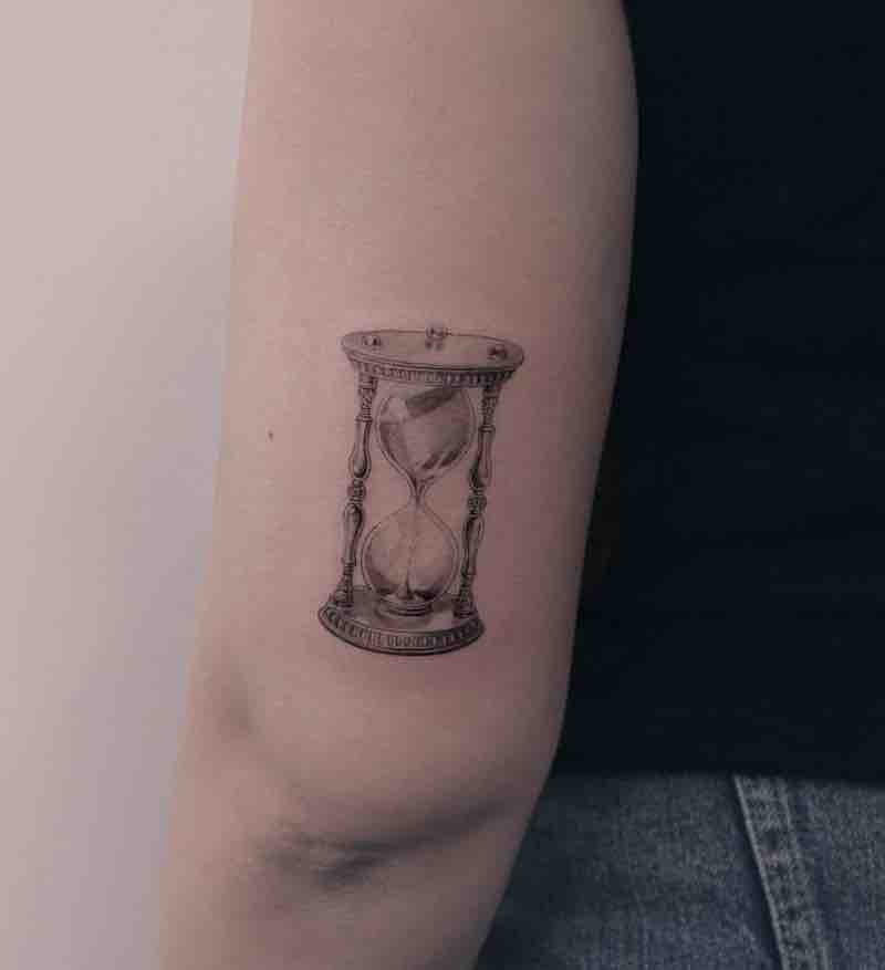 Un Tatuaje de reloj de arena moderno e interesante Un Tatuaje de reloj de arena moderno e interesante