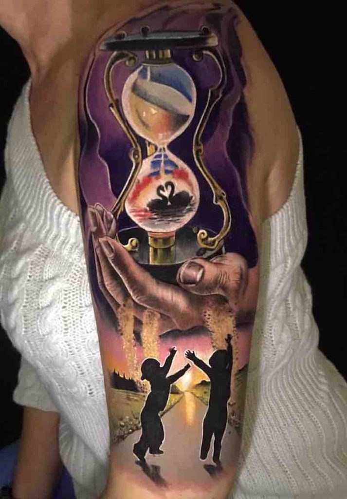 Persona con un Tatuaje de reloj de arena Persona con un Tatuaje de reloj de arena
