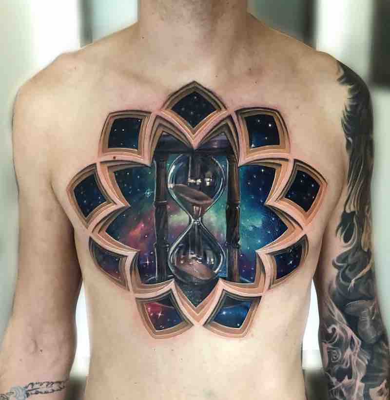 Mujer con un Tatuaje de reloj de arena Mujer con un Tatuaje de reloj de arena