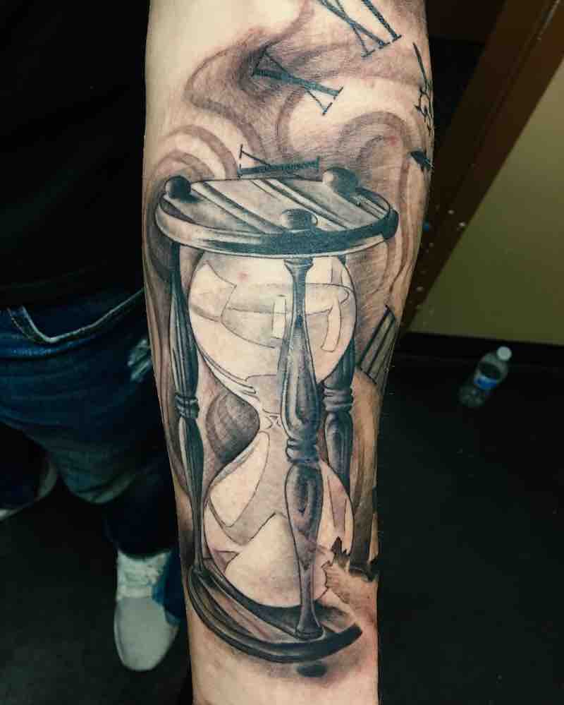 Hombre con Tatuaje de reloj de arena Hombre con Tatuaje de reloj de arena