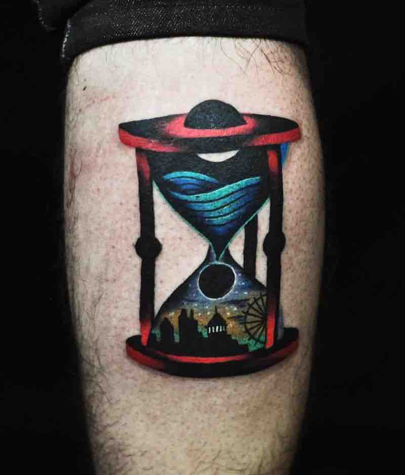 Una mujer con un Tatuaje de reloj de arena Una mujer con un Tatuaje de reloj de arena