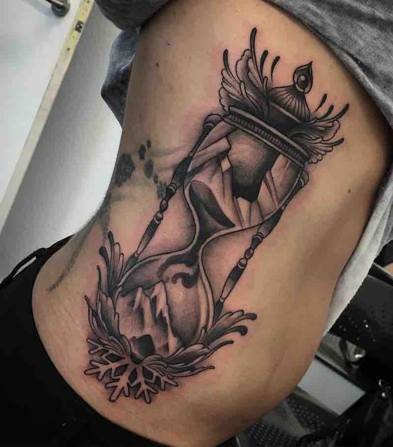 Una mujer con un Tatuaje de reloj de arena Una mujer con un Tatuaje de reloj de arena