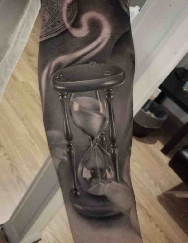 Hombre con Tatuaje de reloj de arena Hombre con Tatuaje de reloj de arena