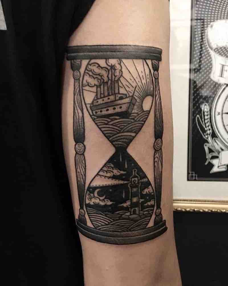 Un Tatuaje de reloj de arena bastante interesante Un Tatuaje de reloj de arena bastante interesante
