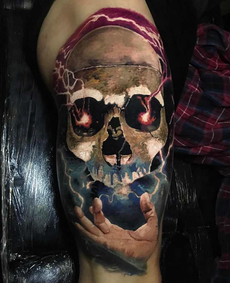 Persona con un tatuaje de calavera Persona con un tatuaje de calavera