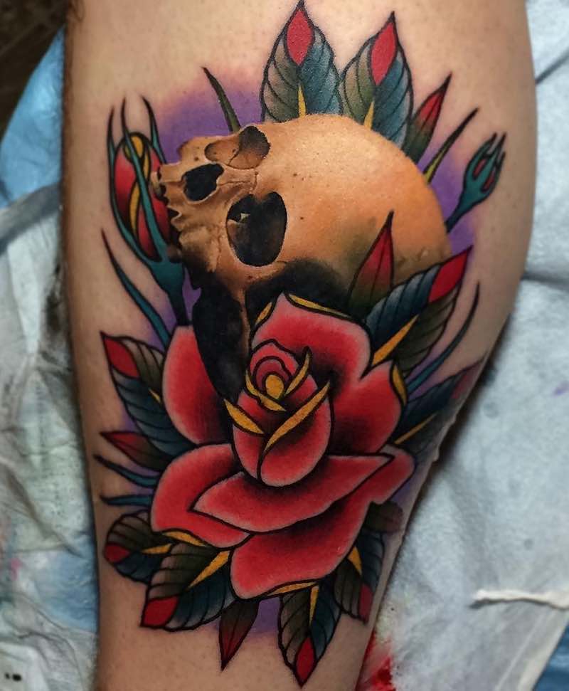 Persona con un tatuaje de calavera Persona con un tatuaje de calavera