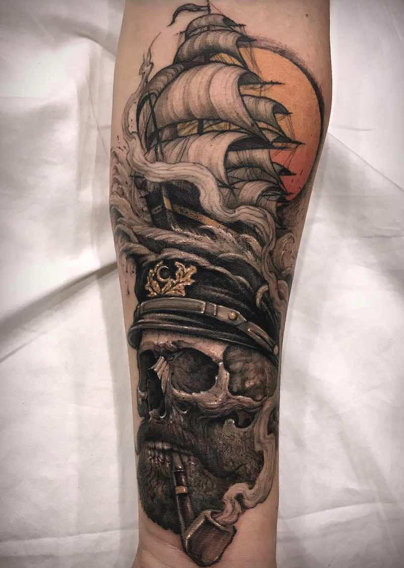 Hombre con tatuaje de calavera Hombre con tatuaje de calavera