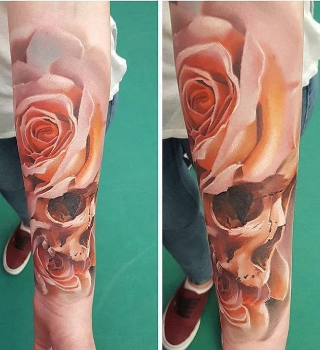 Mujer con un tatuaje de calavera Mujer con un tatuaje de calavera