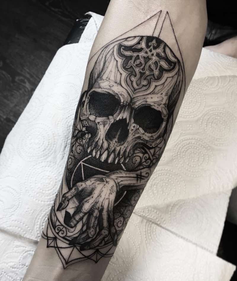 Una mujer con un tatuaje de calavera Una mujer con un tatuaje de calavera