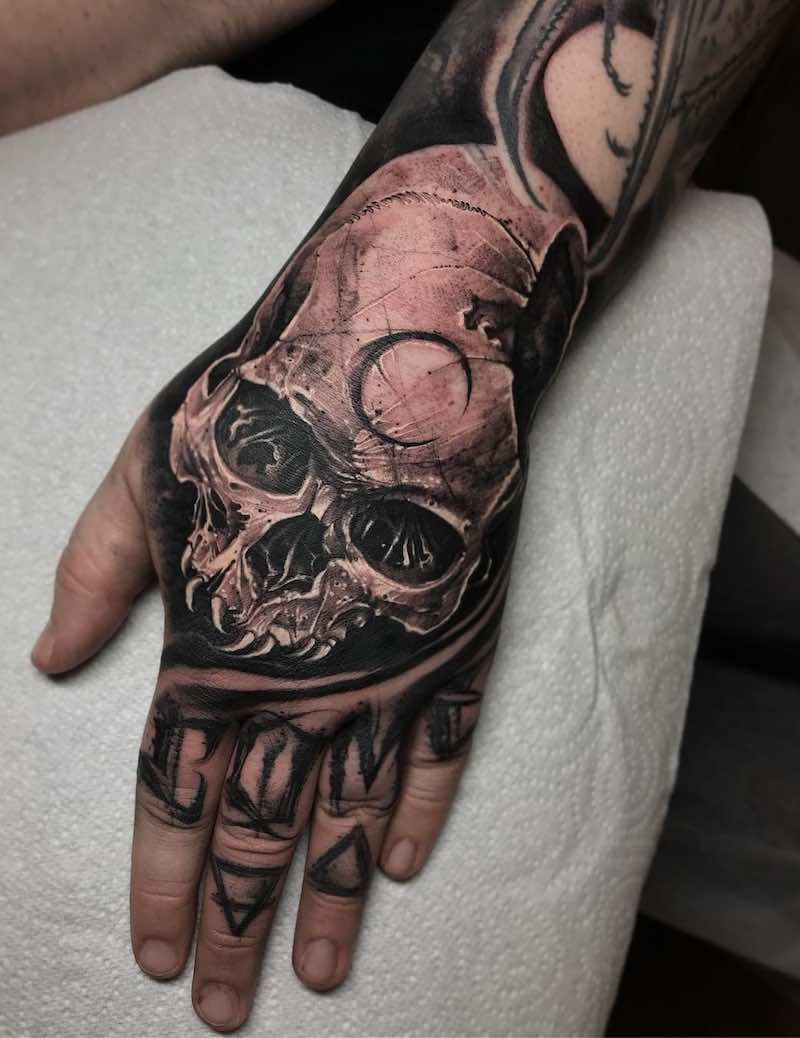 Un hombre con un tatuaje de calavera Un hombre con un tatuaje de calavera