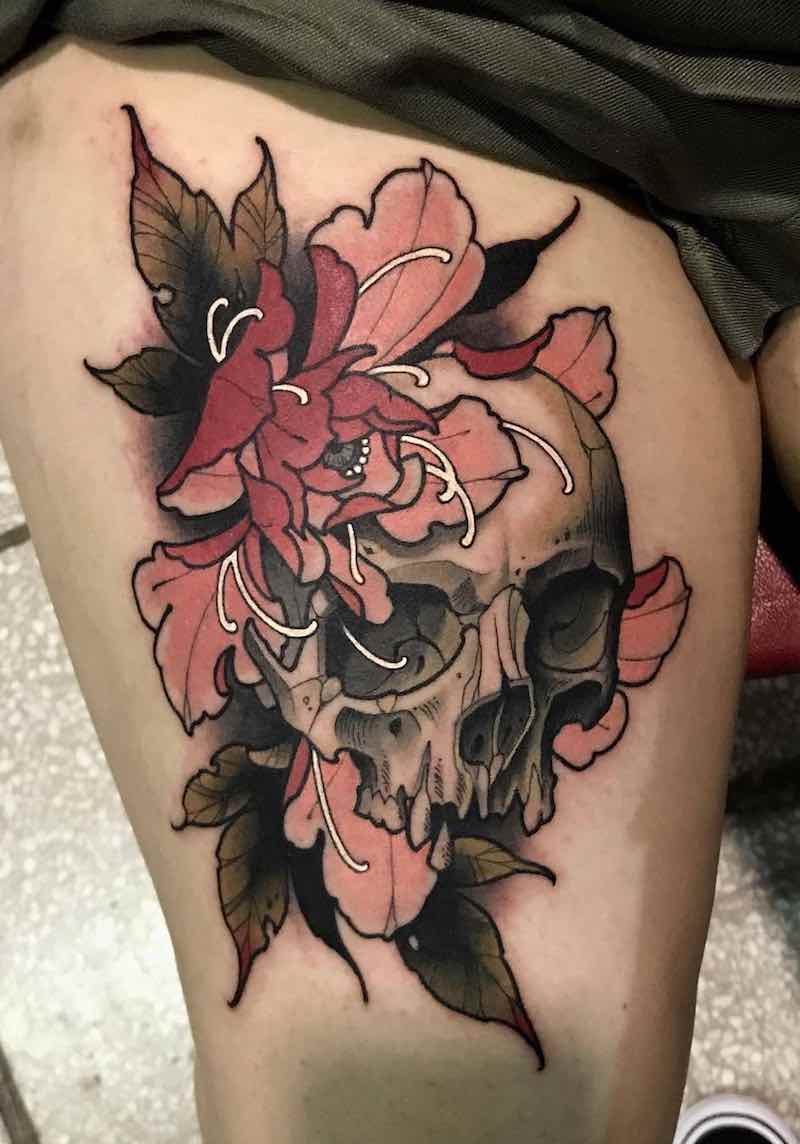 una persona con un tatuaje de calavera una persona con un tatuaje de calavera
