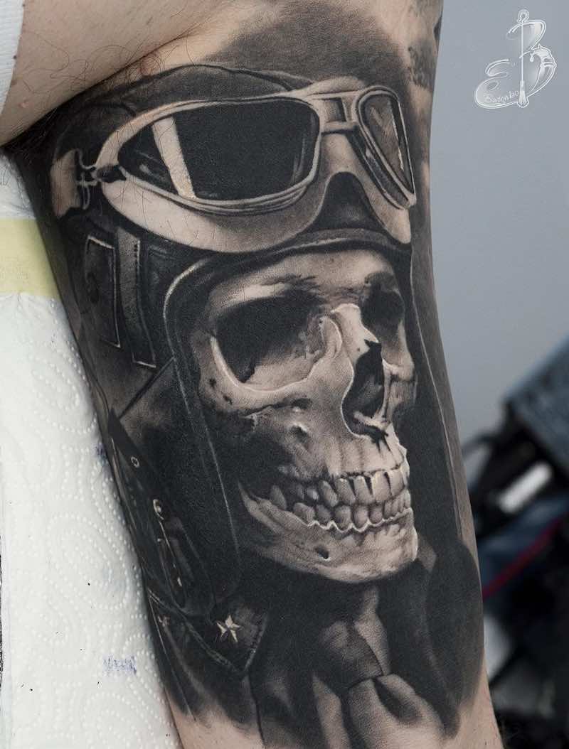 Hombre con tatuaje de calavera Hombre con tatuaje de calavera