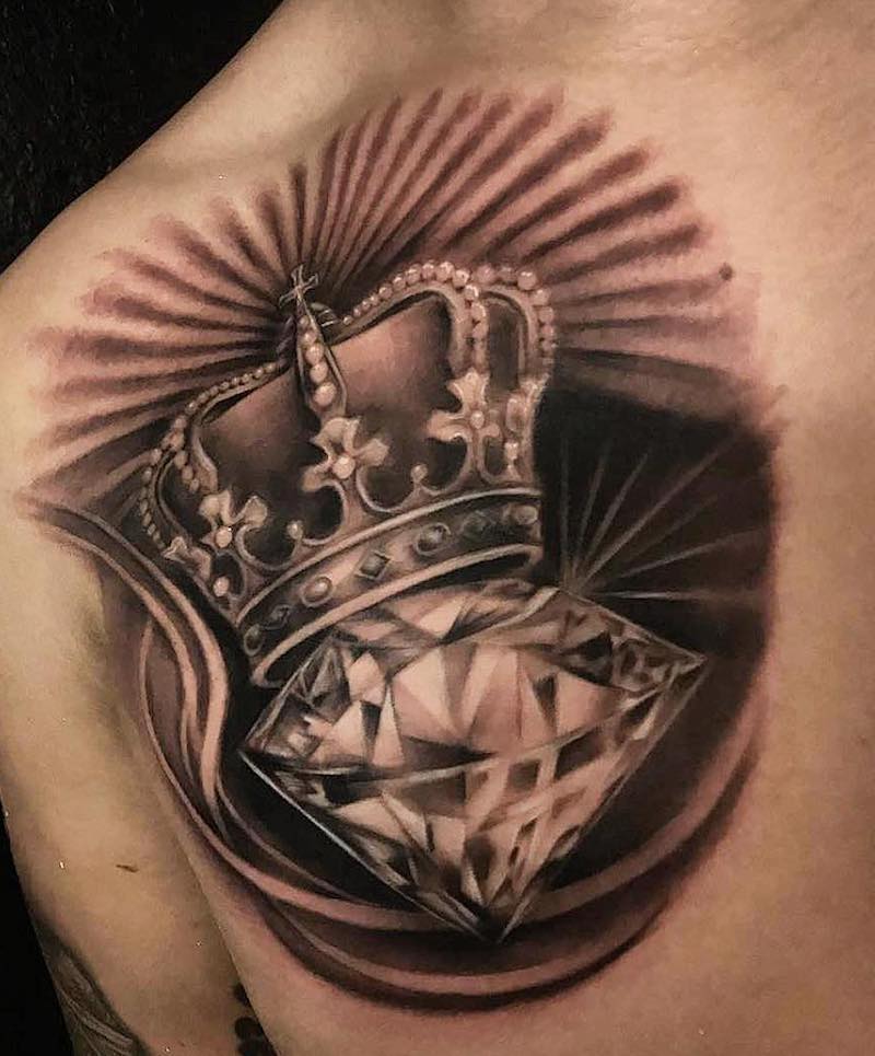 Un hombre con un tatuaje de corona Un hombre con un tatuaje de corona