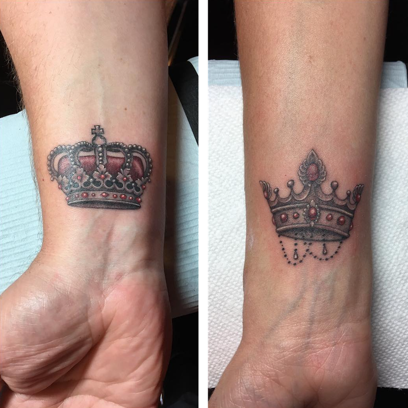 Mujer con tatuaje de corona Mujer con tatuaje de corona