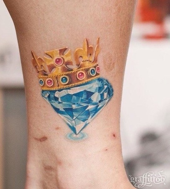 Persona con un tatuaje de corona Persona con un tatuaje de corona