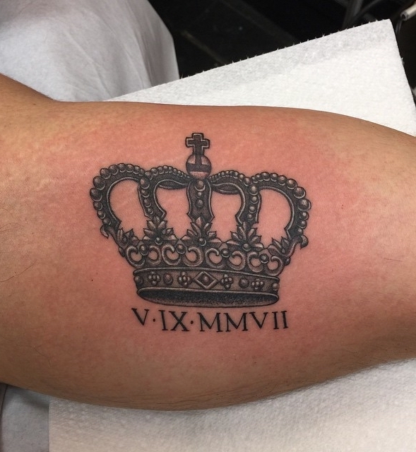 Un tatuaje de corona moderno Un tatuaje de corona moderno