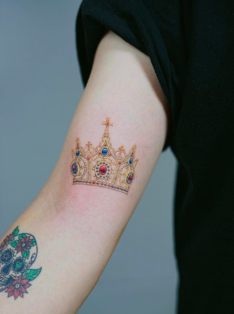 Un tatuaje de corona bastante bueno Un tatuaje de corona bastante bueno