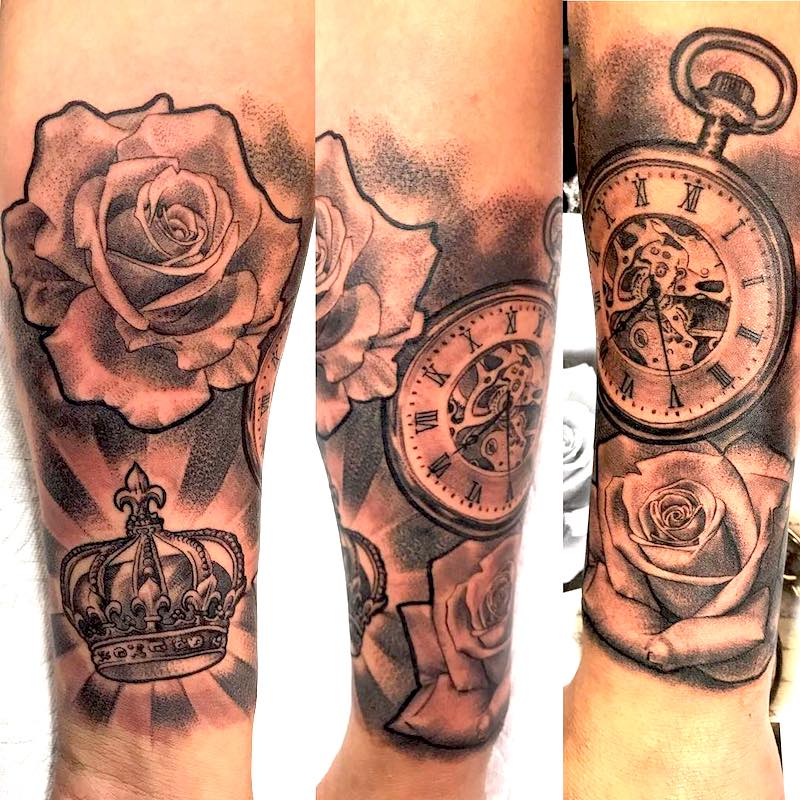 una persona con un tatuaje de corona una persona con un tatuaje de corona