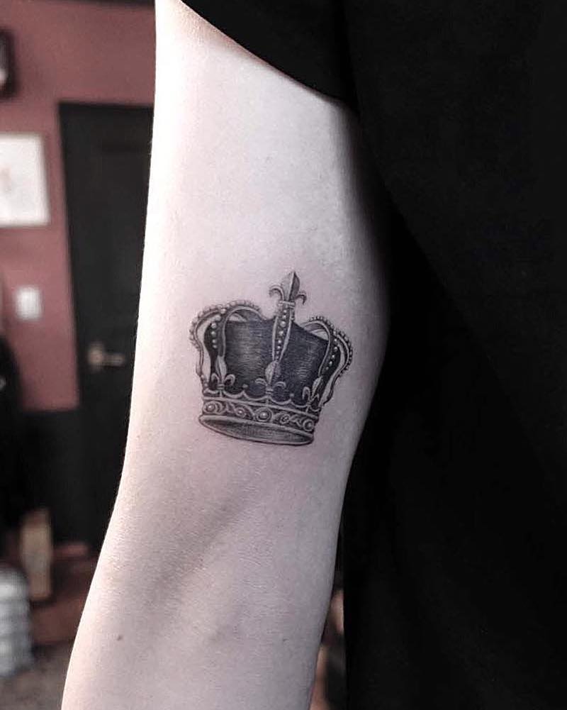 Un tatuaje de corona de este año Un tatuaje de corona de este año