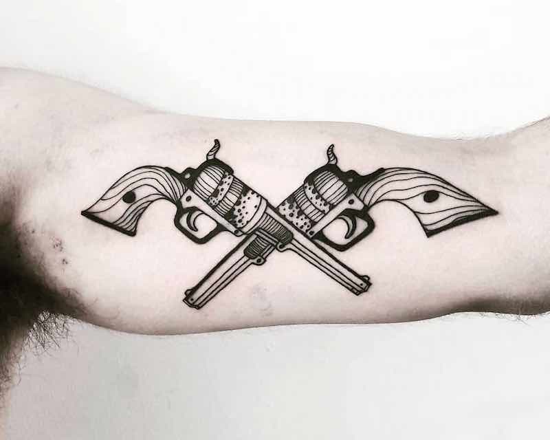 Un tatuaje de pistola de este año Un tatuaje de pistola de este año