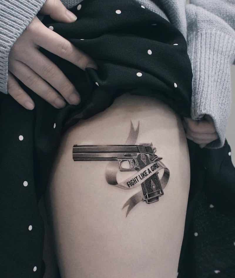una persona con un tatuaje de pistola una persona con un tatuaje de pistola