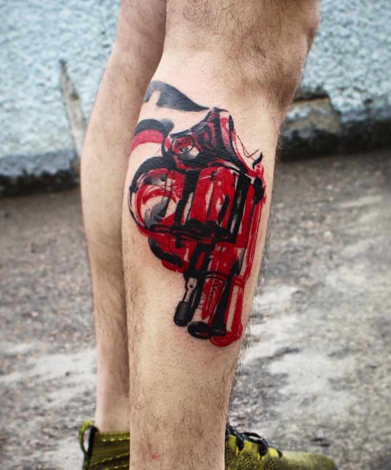 Un hombre con un tatuaje de pistola Un hombre con un tatuaje de pistola