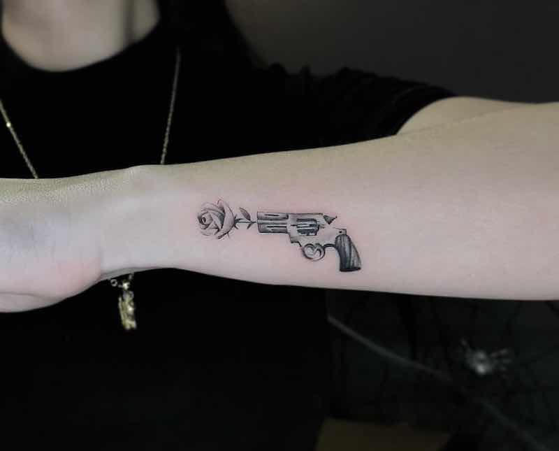 tatuaje de pistola perfecto para mujeres y hombres tatuaje de pistola perfecto para mujeres y hombres