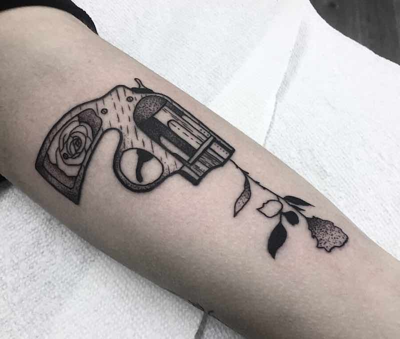 tatuaje de pistola para hombre tatuaje de pistola para hombre