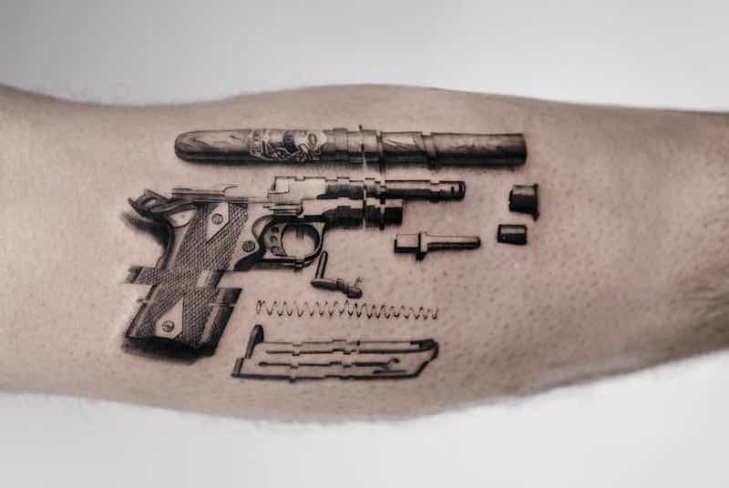 Un tatuaje de pistola de este año Un tatuaje de pistola de este año