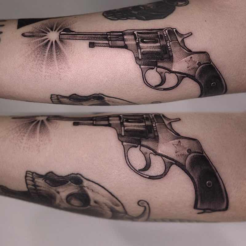 Hombre con tatuaje de pistola Hombre con tatuaje de pistola