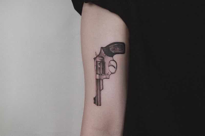 Un tatuaje de pistola muy interesante Un tatuaje de pistola muy interesante
