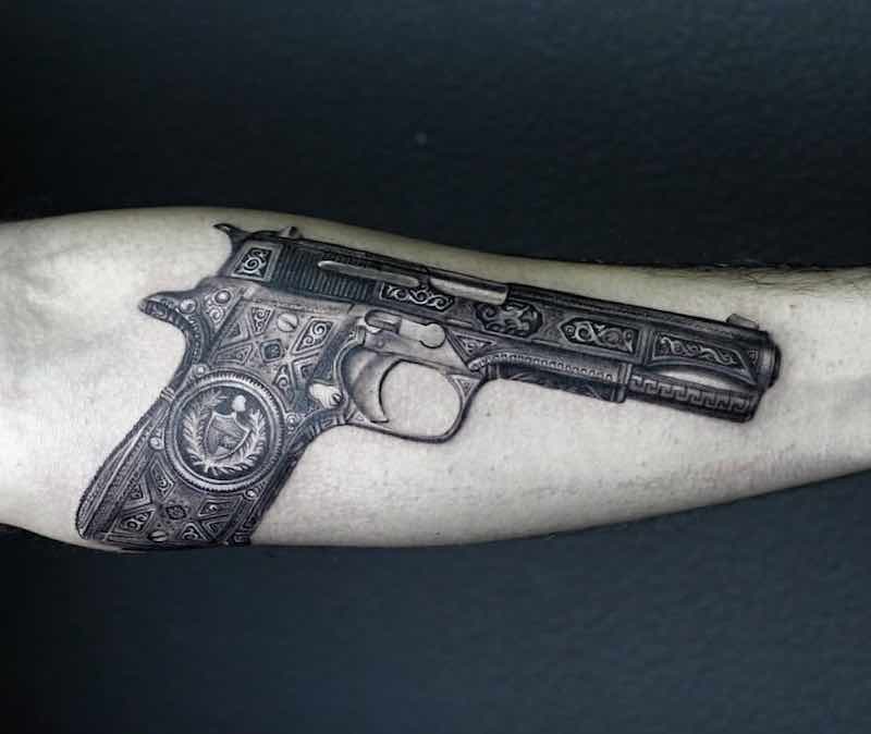Increible tatuaje de pistola Increible tatuaje de pistola