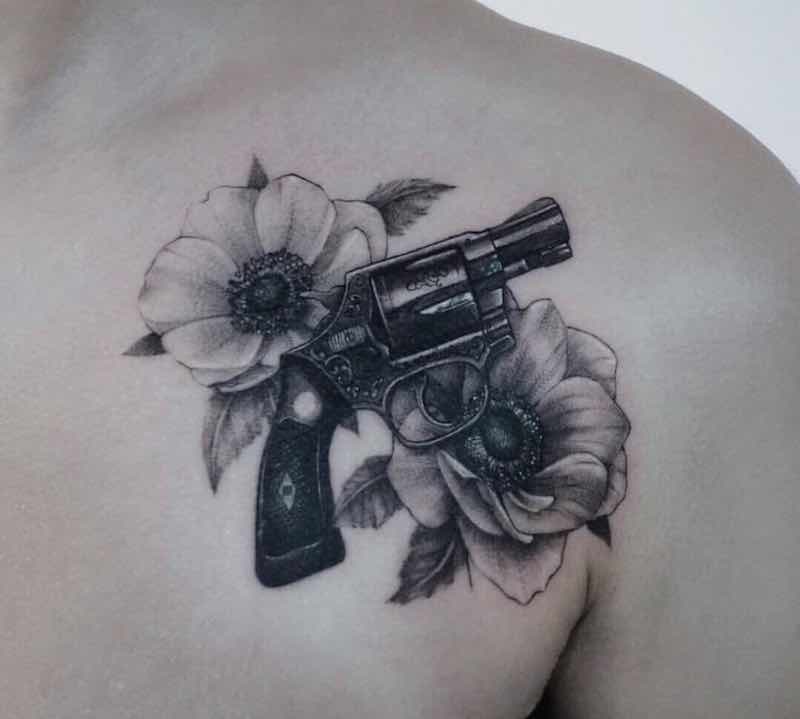 Un tatuaje de pistola moderno e interesante Un tatuaje de pistola moderno e interesante