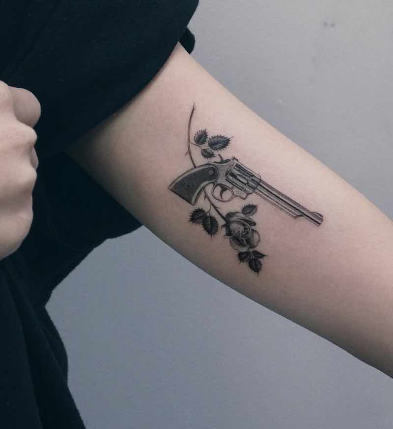 Fantástico tatuaje de pistola Fantástico tatuaje de pistola