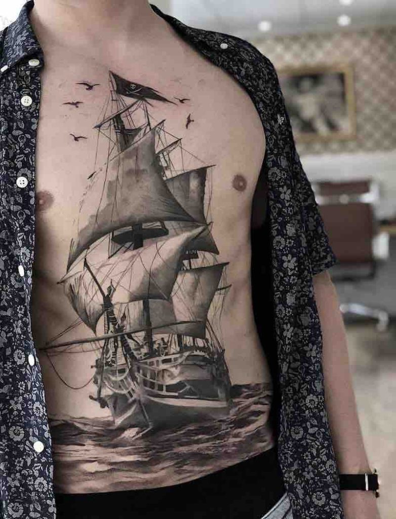 una persona con un tatuaje de barco una persona con un tatuaje de barco