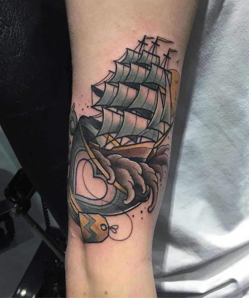 Persona con un tatuaje de barco Persona con un tatuaje de barco