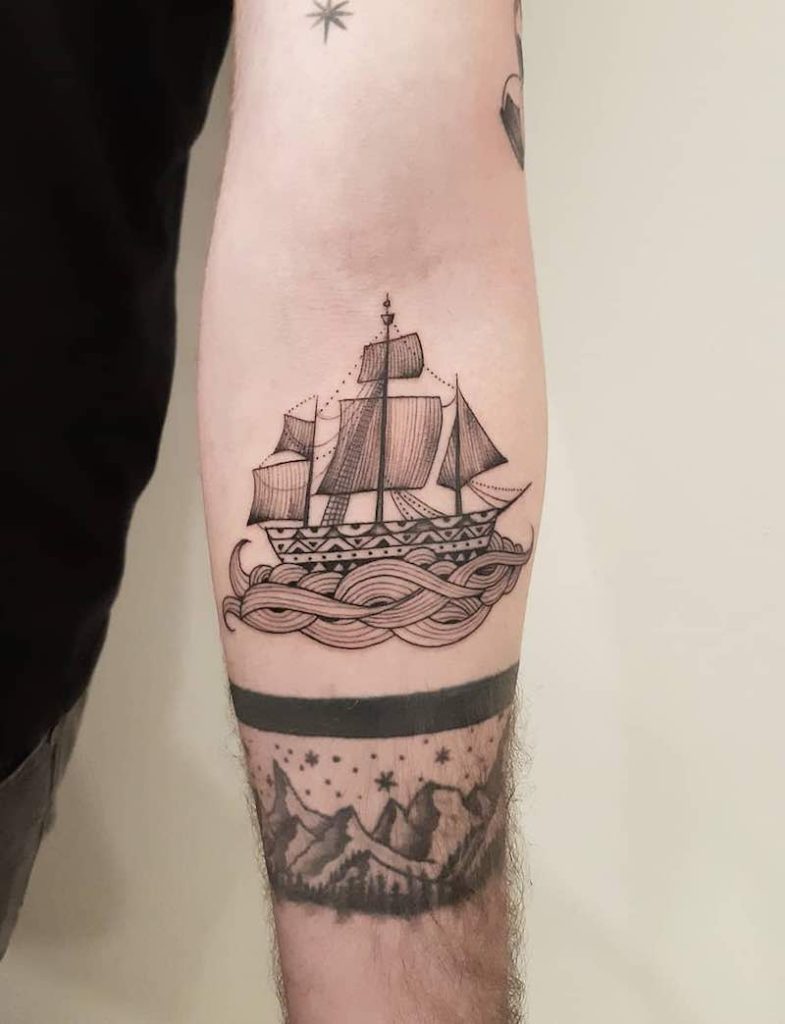 Persona con un tatuaje de barco Persona con un tatuaje de barco