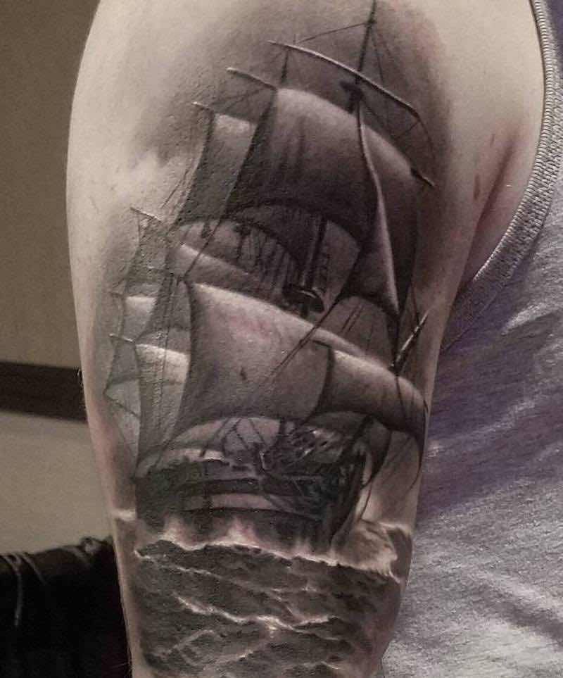 Persona con un tatuaje de barco Persona con un tatuaje de barco