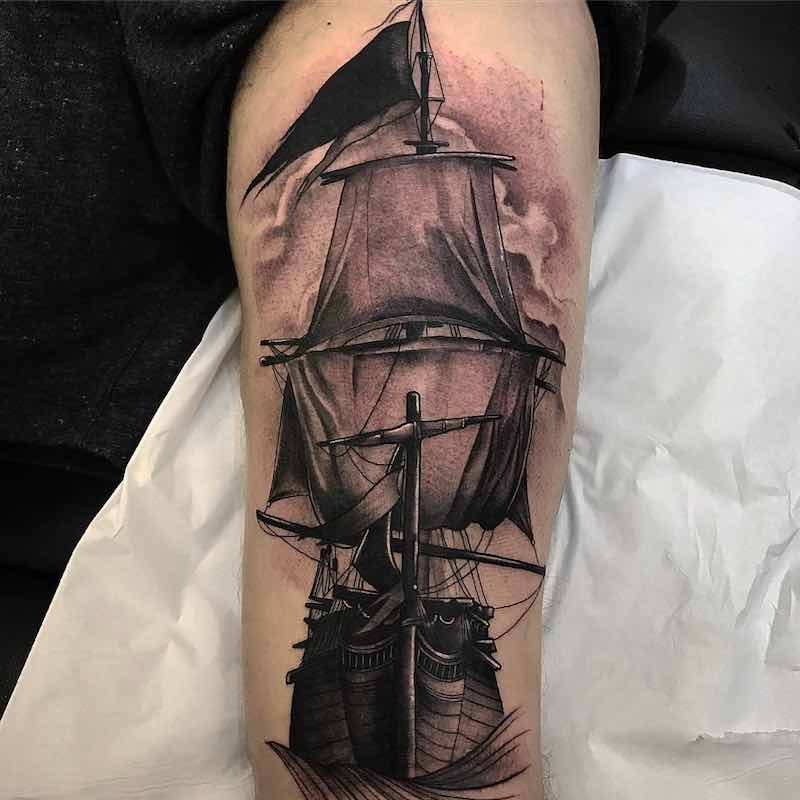 Un tatuaje de barco moderno Un tatuaje de barco moderno