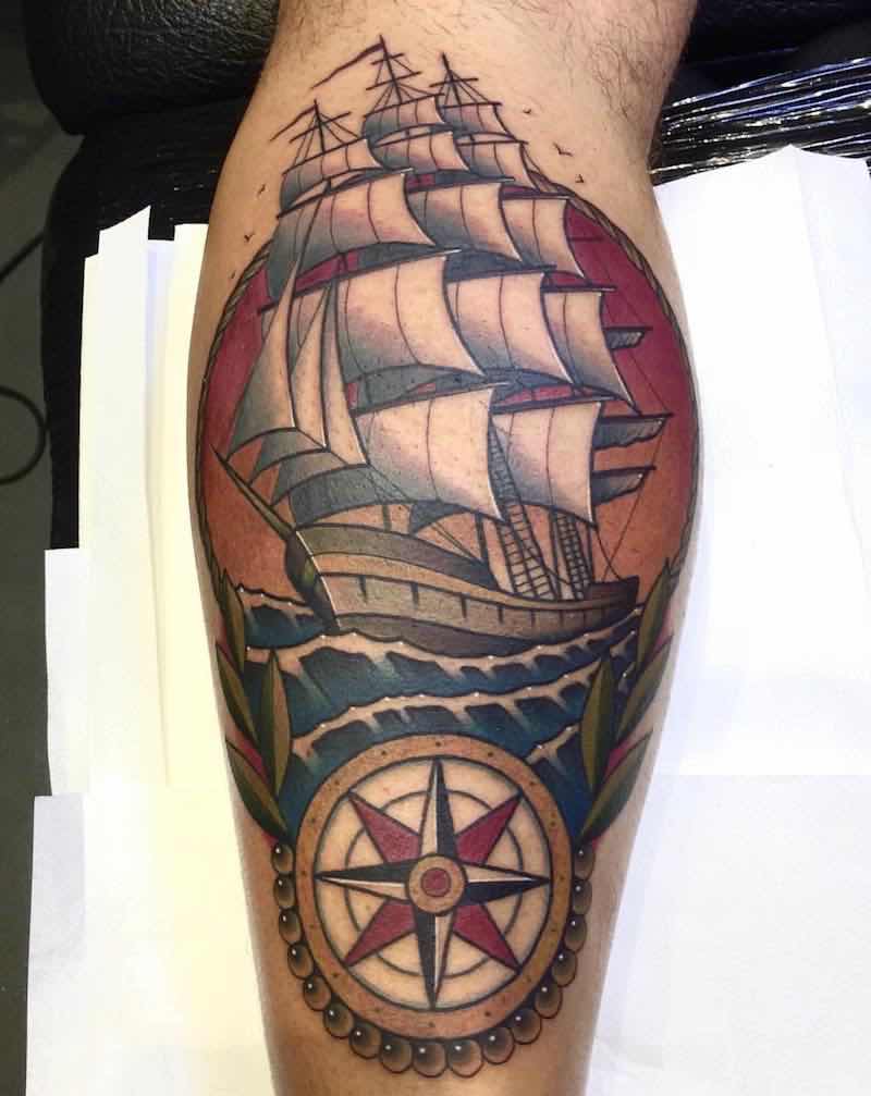 una persona con un tatuaje de barco una persona con un tatuaje de barco
