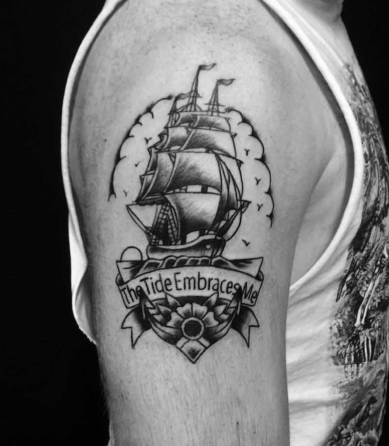 Un tatuaje de barco bastante interesante Un tatuaje de barco bastante interesante