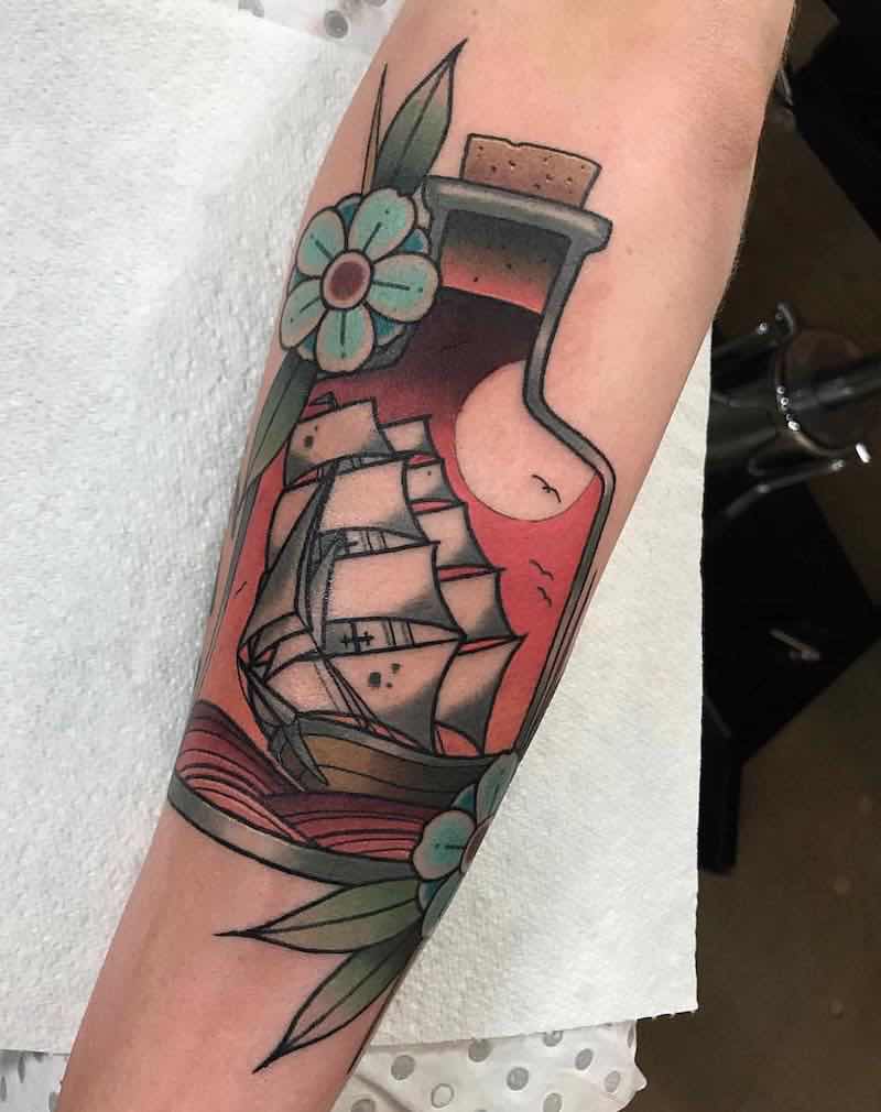 una persona con un tatuaje de barco una persona con un tatuaje de barco