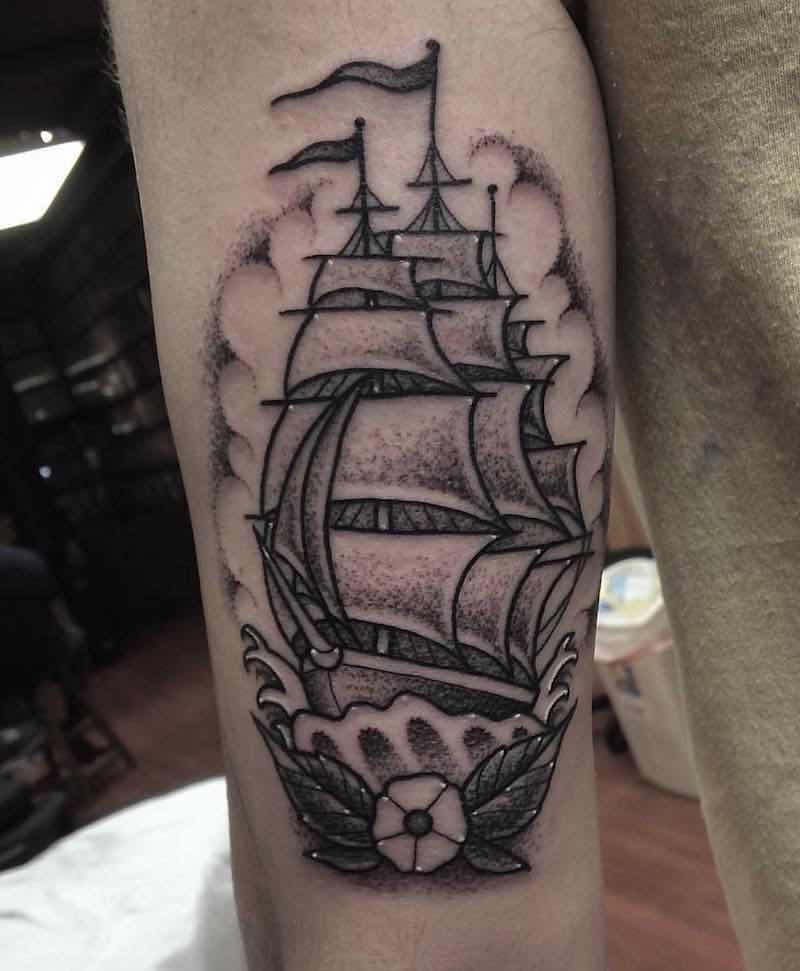 una persona con un tatuaje de barco una persona con un tatuaje de barco