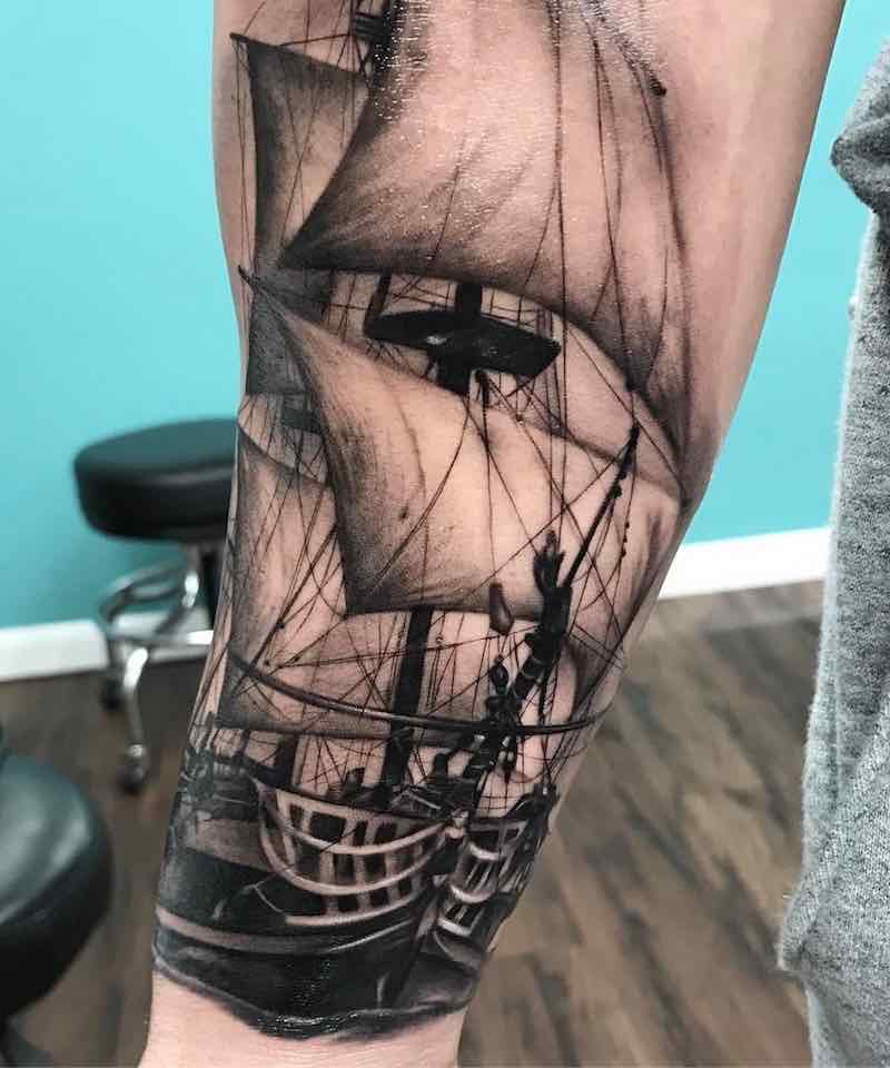 Un hombre con un tatuaje de barco Un hombre con un tatuaje de barco