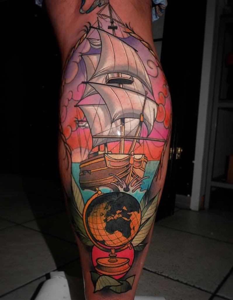 Persona con un tatuaje de barco Persona con un tatuaje de barco