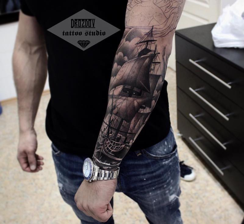Un tatuaje de barco moderno Un tatuaje de barco moderno